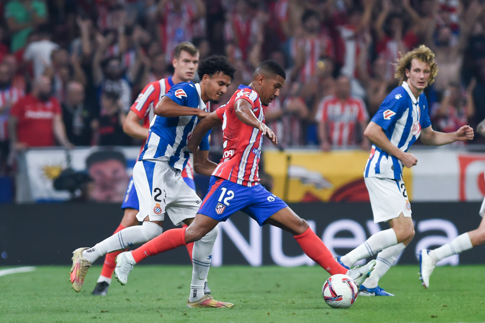 詹姆斯背后传球制造得分机会