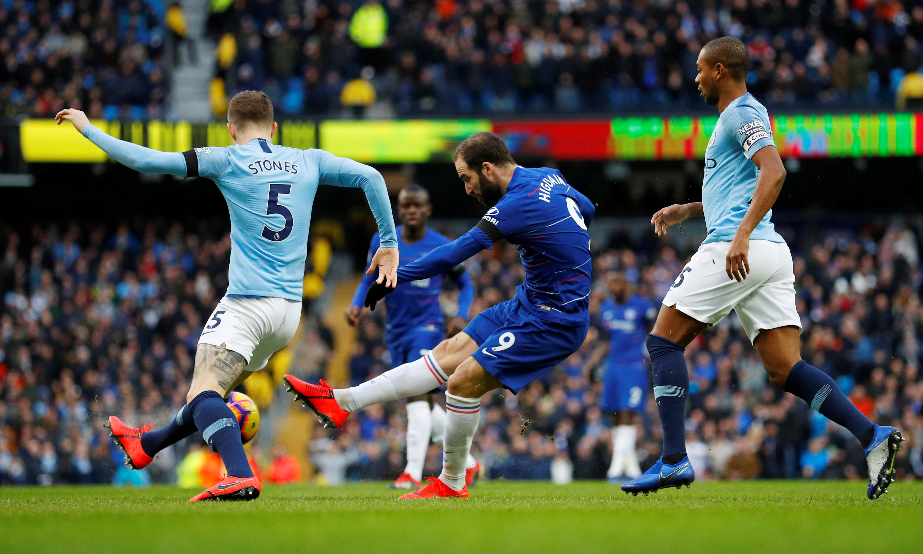 同一天绝代双骄各进一球！以下是媒体对C罗和梅西的...